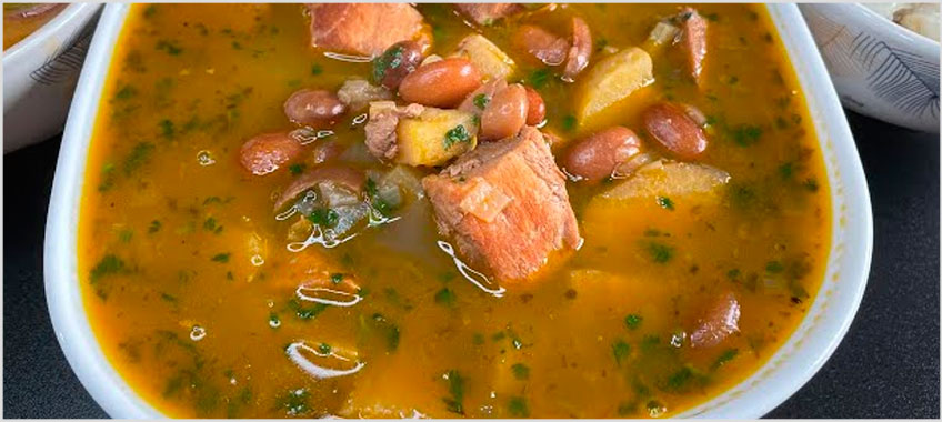Sopa de Frejoles con Chancho y Chalaca